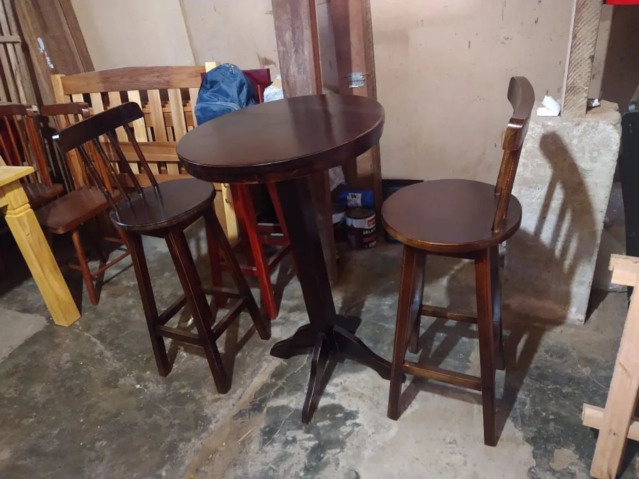 Conjunto de mesa bistrô com base torneada e 2 bancos altos de madeira  - Foto 3
