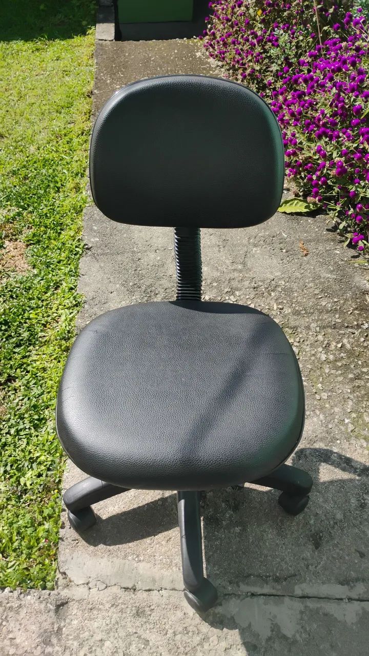 Vendo cadeira giratória sobe e dece 
