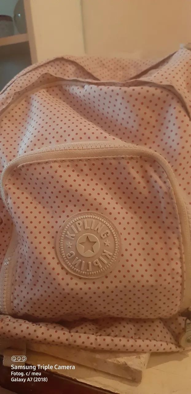 mochila kipling extensiva bolinhas rosa - Foto 3