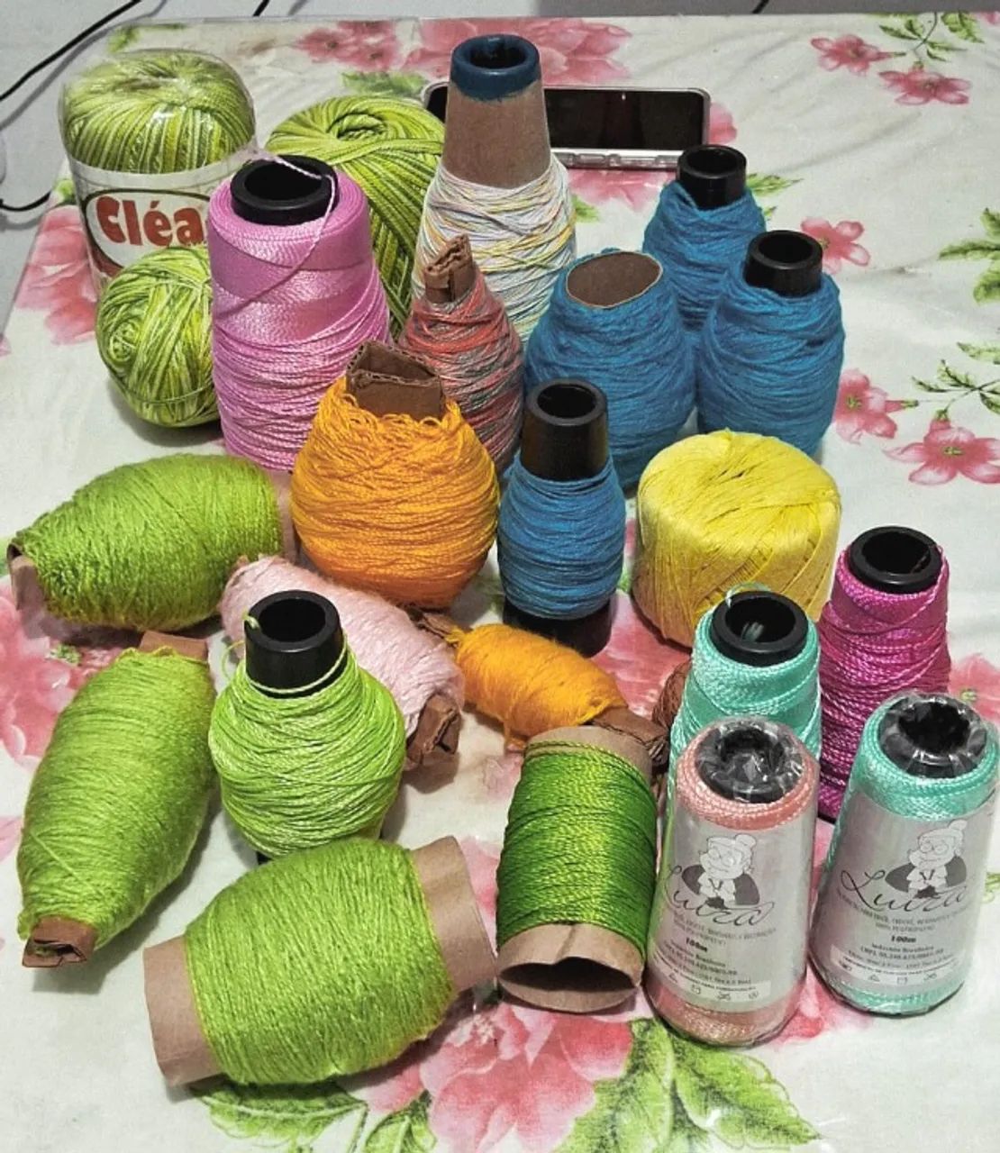 Lote de diversas linhas para tricô e crochê, aceito troca