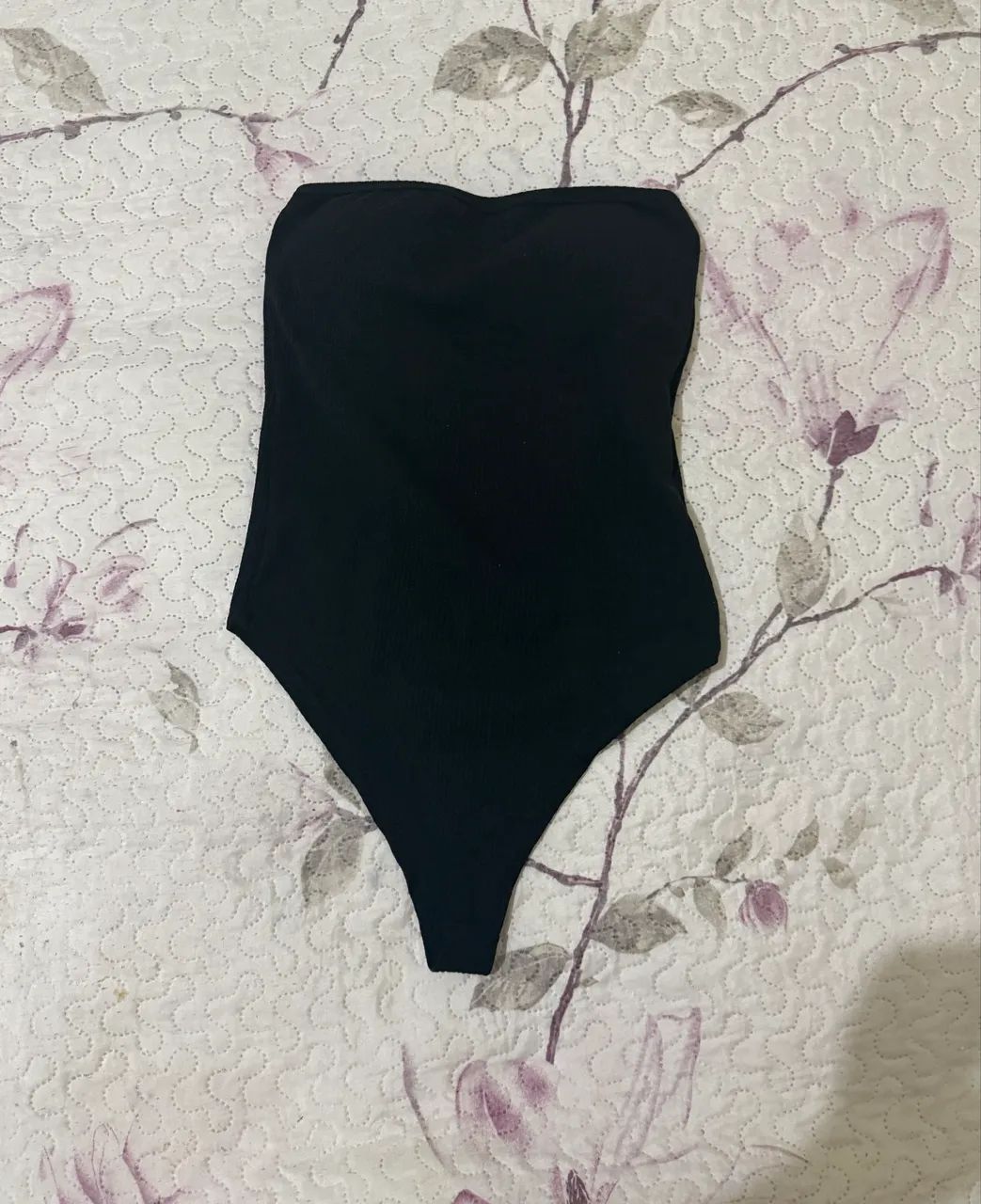 body preto canelado 