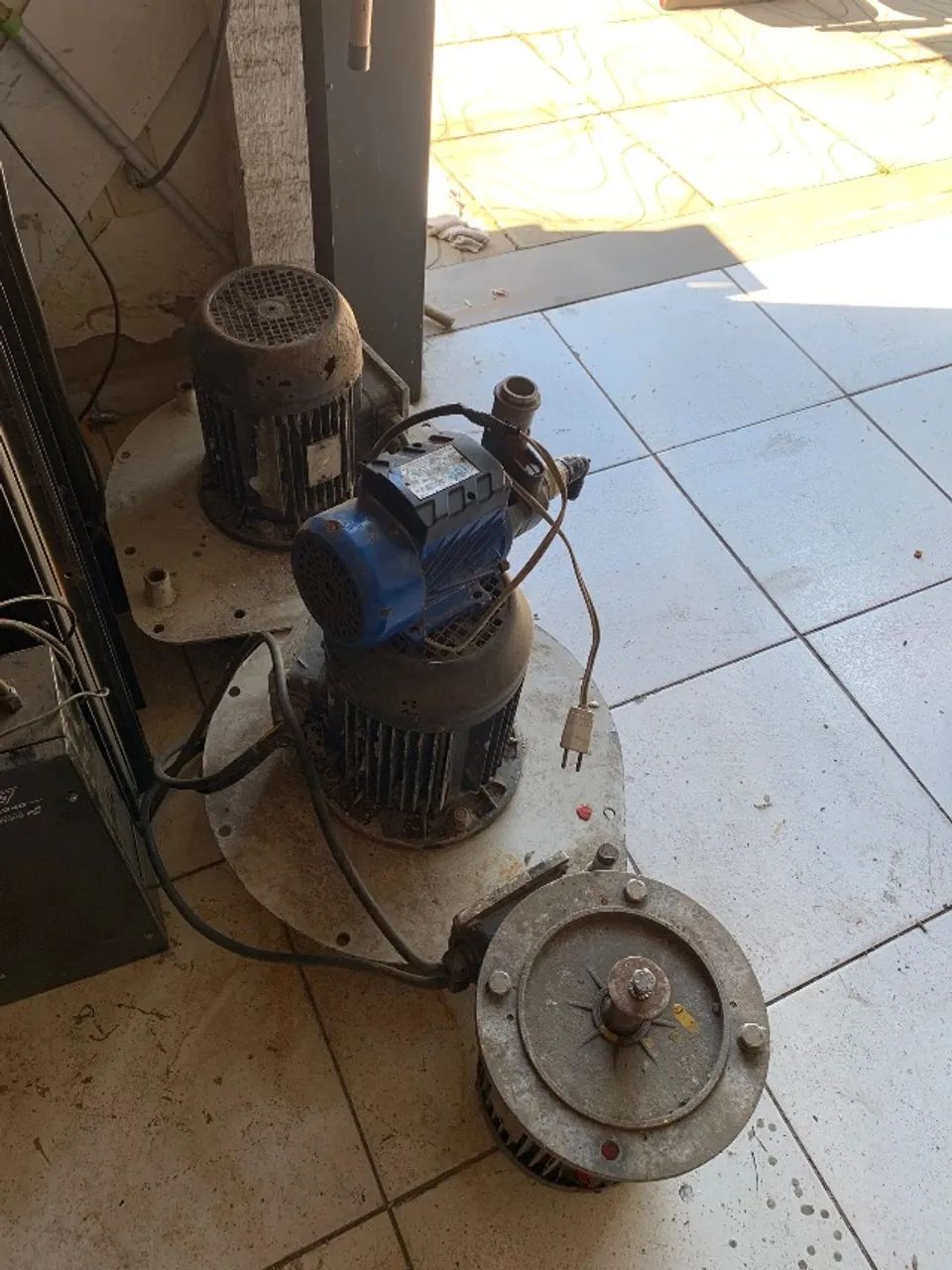 Motores trifásicos 2 a 3 CV para Lava Jato Ducha Car - Funcionando - Foto 2