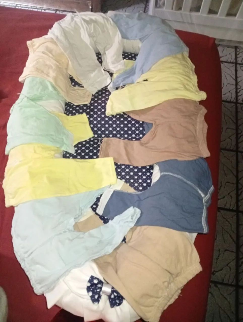 Vendo ninho redutor com roupas para recém nascido  - Foto 4