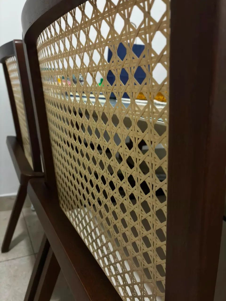 mesa com tampo de vidro e pés de madeira, com 6 cadeiras - Foto 4