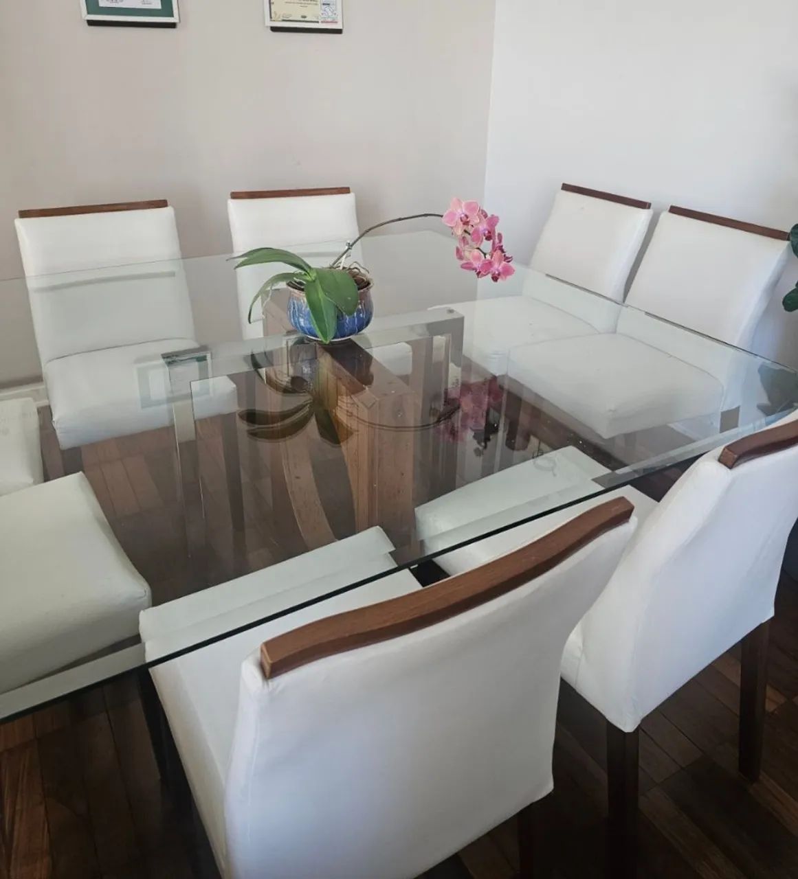 Mesa de Jantar com vidro<br>Com 8 cadeiras madeira<br>Vidro 150cm × 150cm 