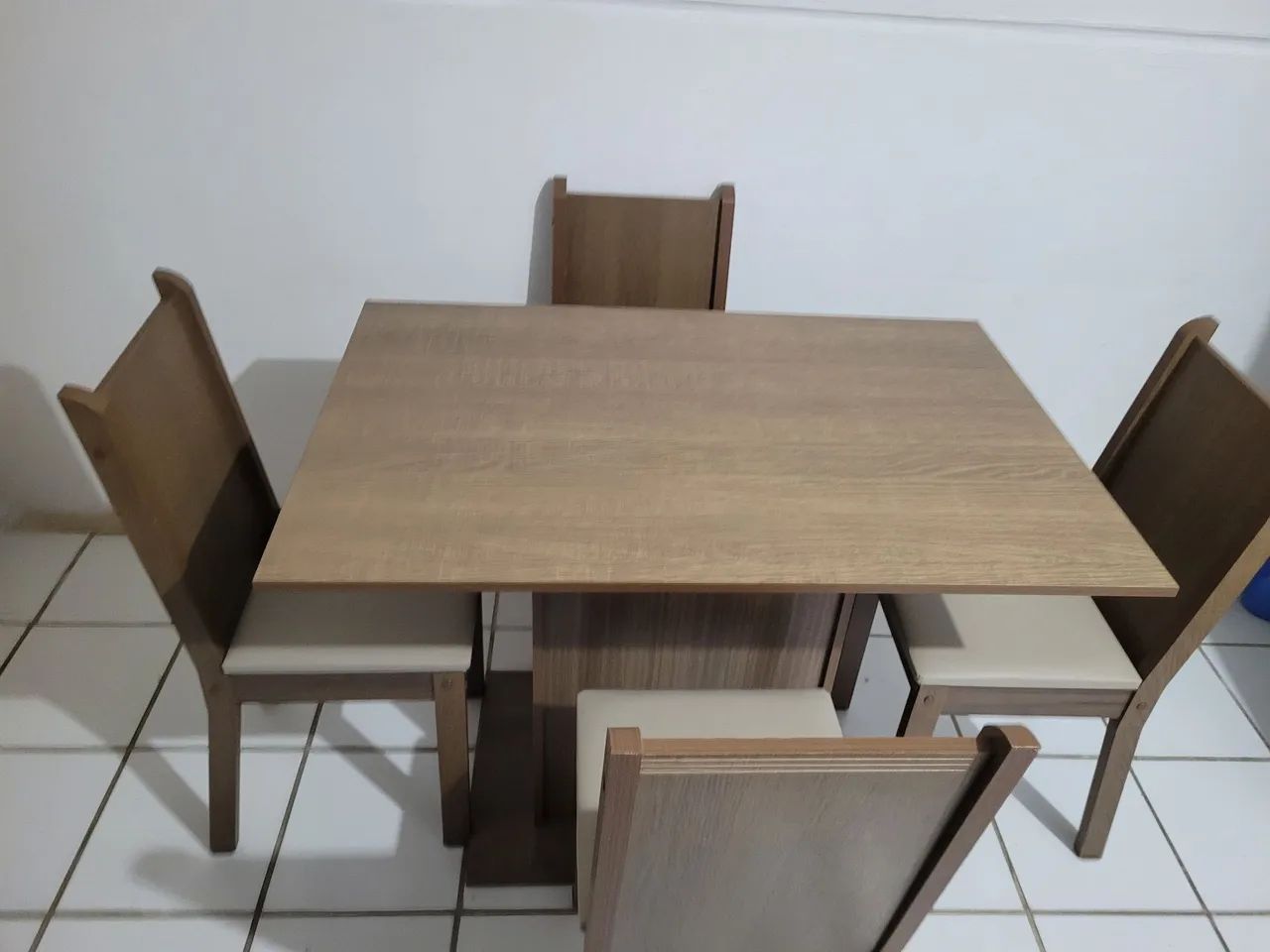 Excelente mesa com 4 cadeiras - Foto 4