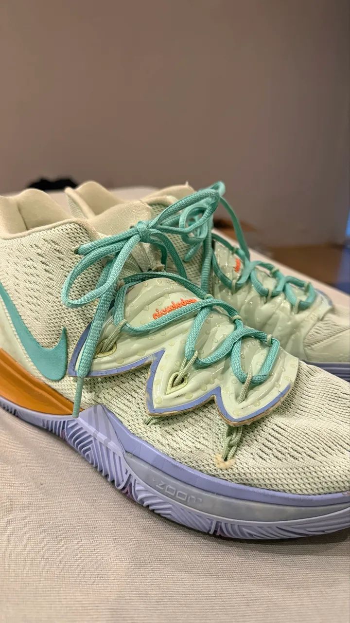 Tenis Kyrie 5 Squidward Tam 42 - Foto 2