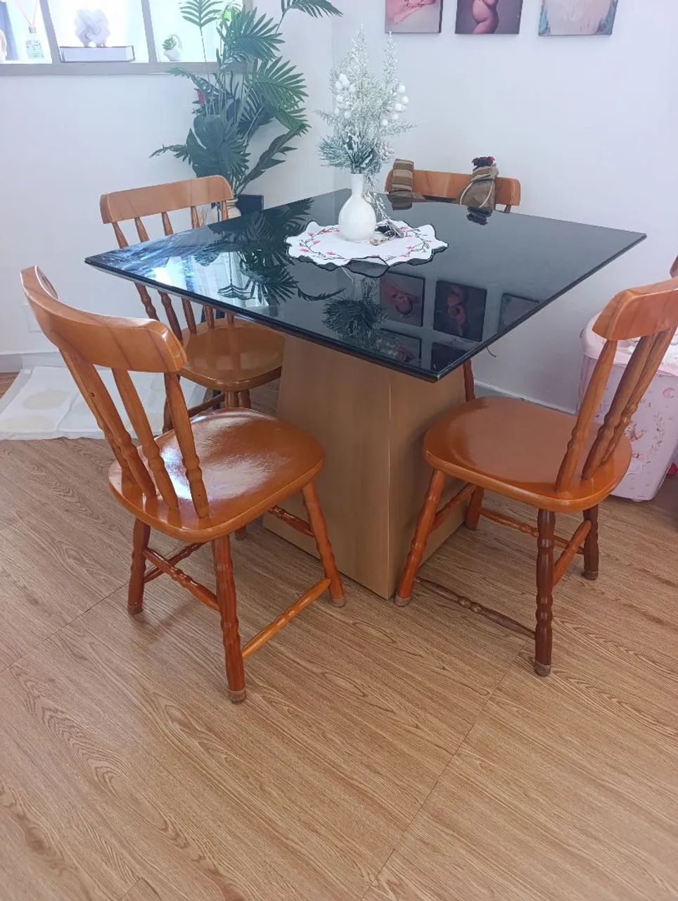 Mesa com 4 cadeiras de madeira.