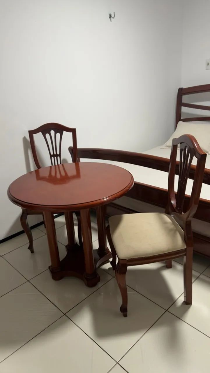 Vendo Mesa e cadeiras de madeira  - Foto 3