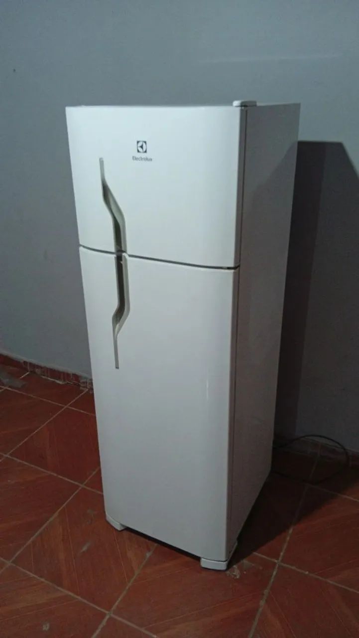 Geladeira Eletrolux semi nova 