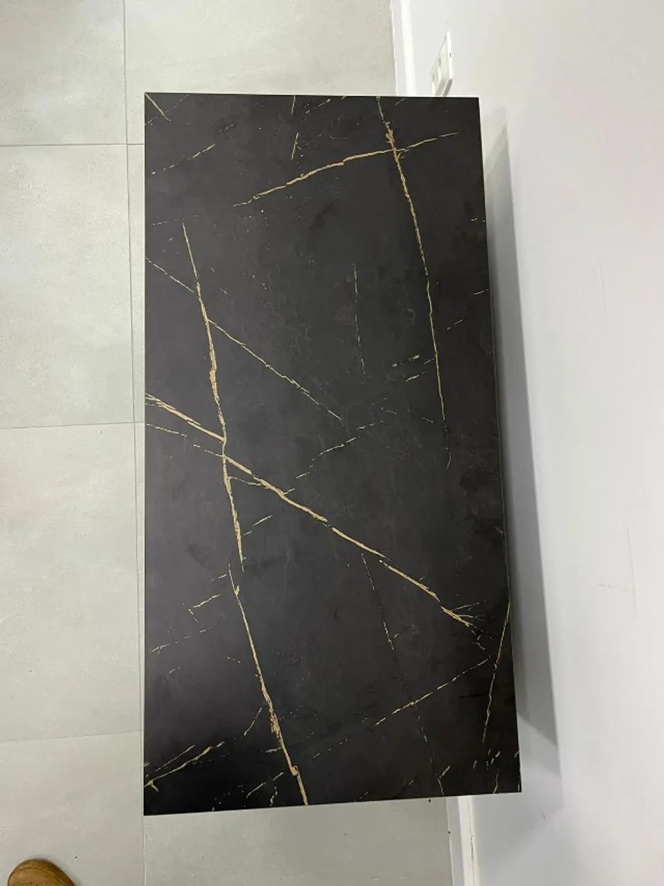 Mesa de centro/apoio com rodinhas preto com dourado - Foto 4