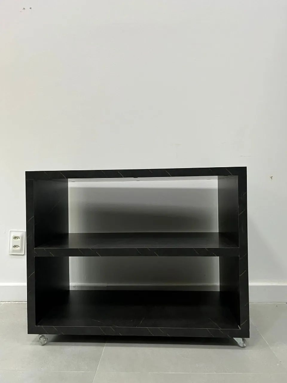 Mesa de centro/apoio com rodinhas preto com dourado