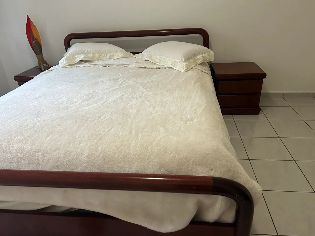 Cama com criados mudos - Foto 2