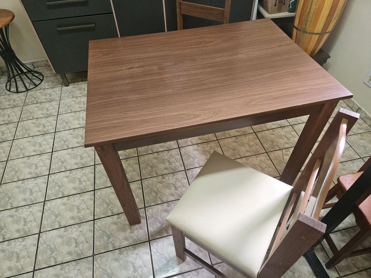 Mesa De Jantar Com 4 Cadeiras - Compacta e Amadeirada (1,05m) - Foto 3