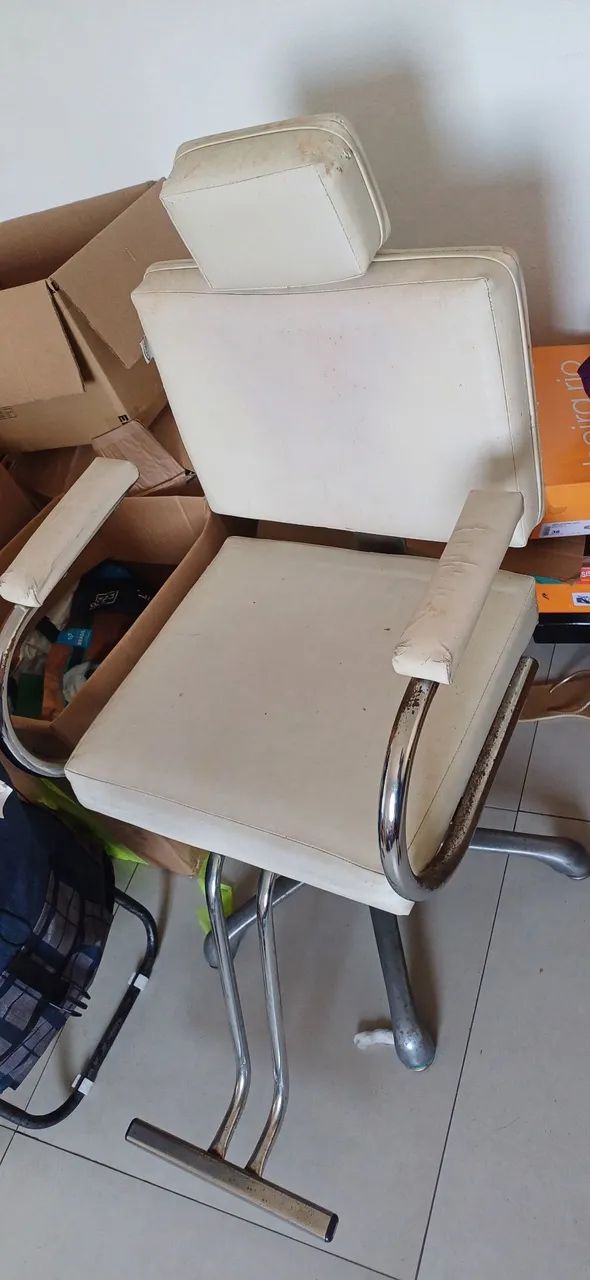 Vende-se cadeira de salão e bancada pendiadeira com espelho  - Foto 4