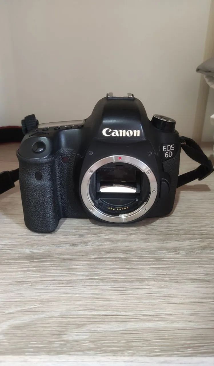 Câmera Canon 6D Corpo <br><br>Acompanha: <br>Corpo da câmera, <br>Carregador, <br>2 Baterias <br>e Alça.