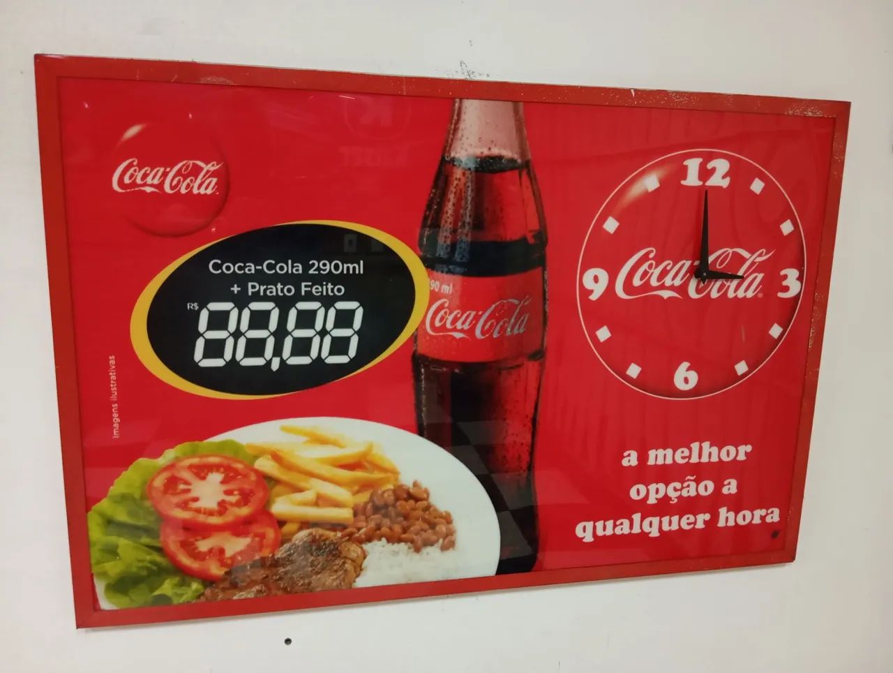 Placa da coca cola com relógio.