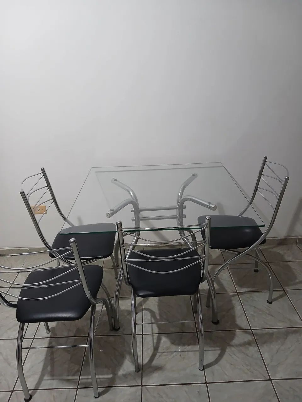 Mesa com 4 cadeiras e tampo de vidro, medido 95 x 95