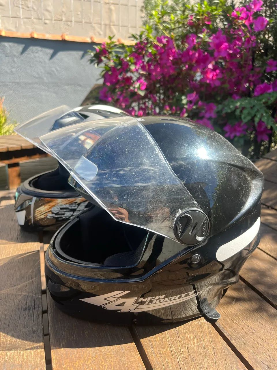 Vendo capa de chuva, bota, bag e 2 capacetes - Foto 3