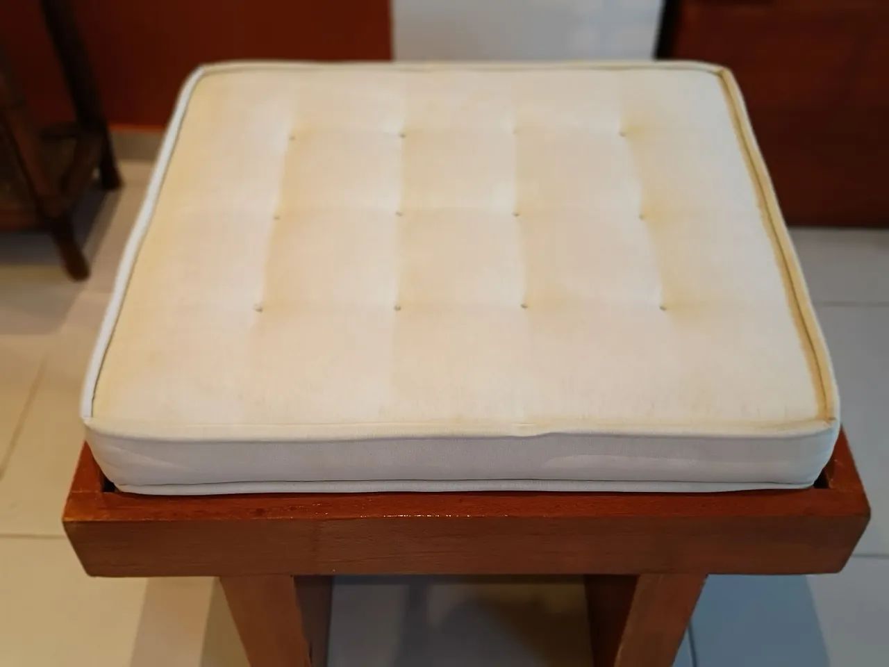 Puff Banqueta em Madeira Maciça com Almofada Solta / Mesa Lateral<br>