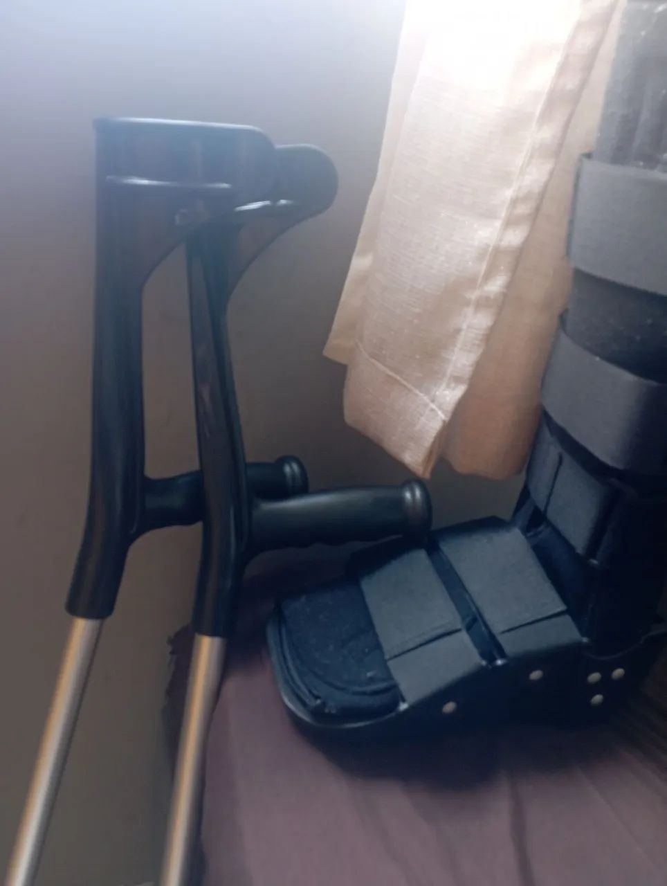 Bota ortopédica lado esquerdo número até o 40 e par de moletas  - Foto 2