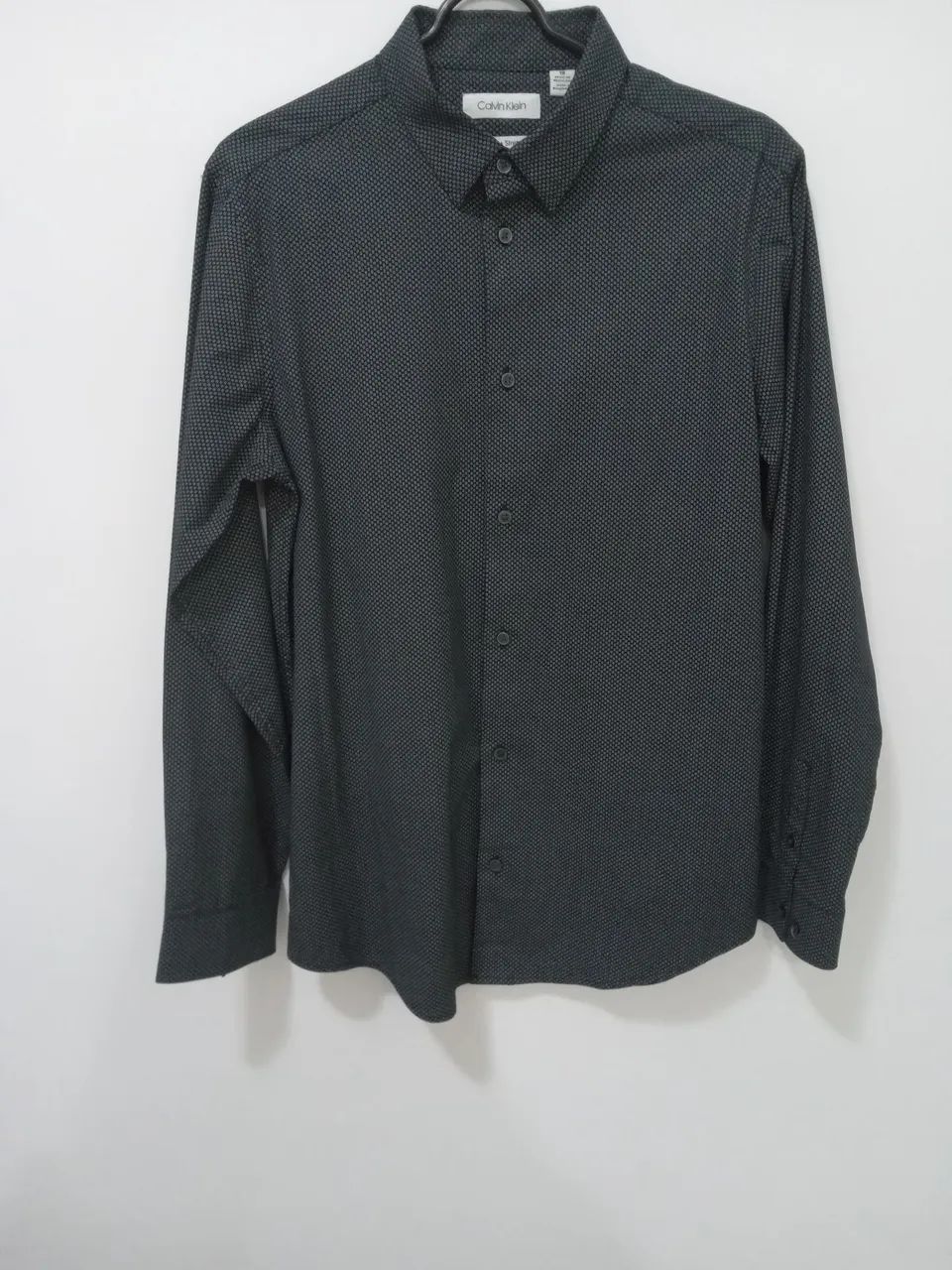 Camisa masculina Calvin Klein preta com padrão sutil - Foto 3