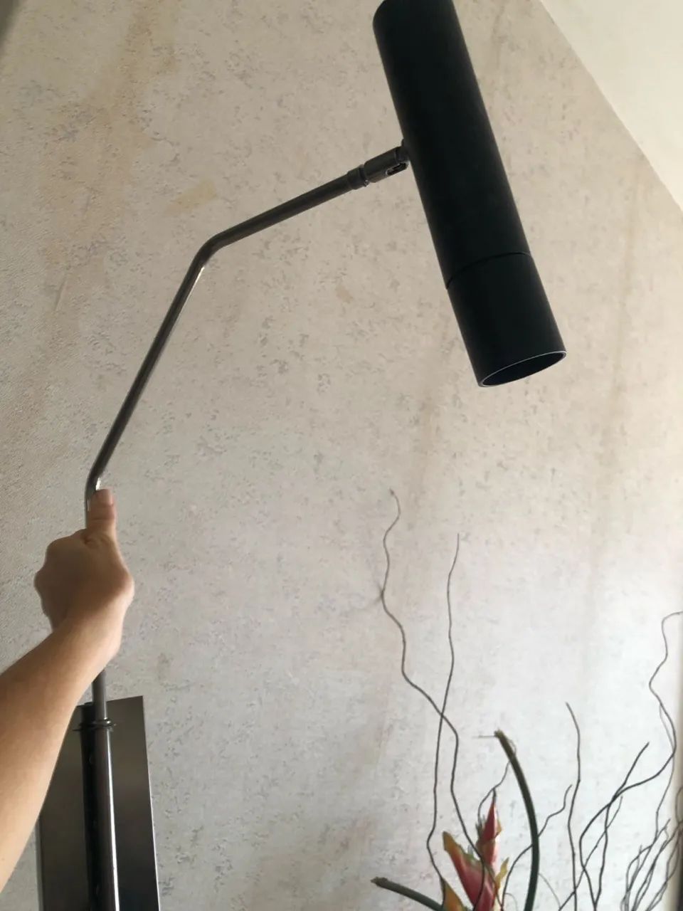 Arandela articulada preta moderna