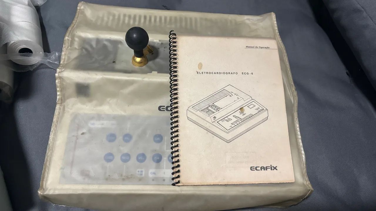 Eletrocardiógrafo ECAFIX ECG 6 funcionando, com acessórios e manual