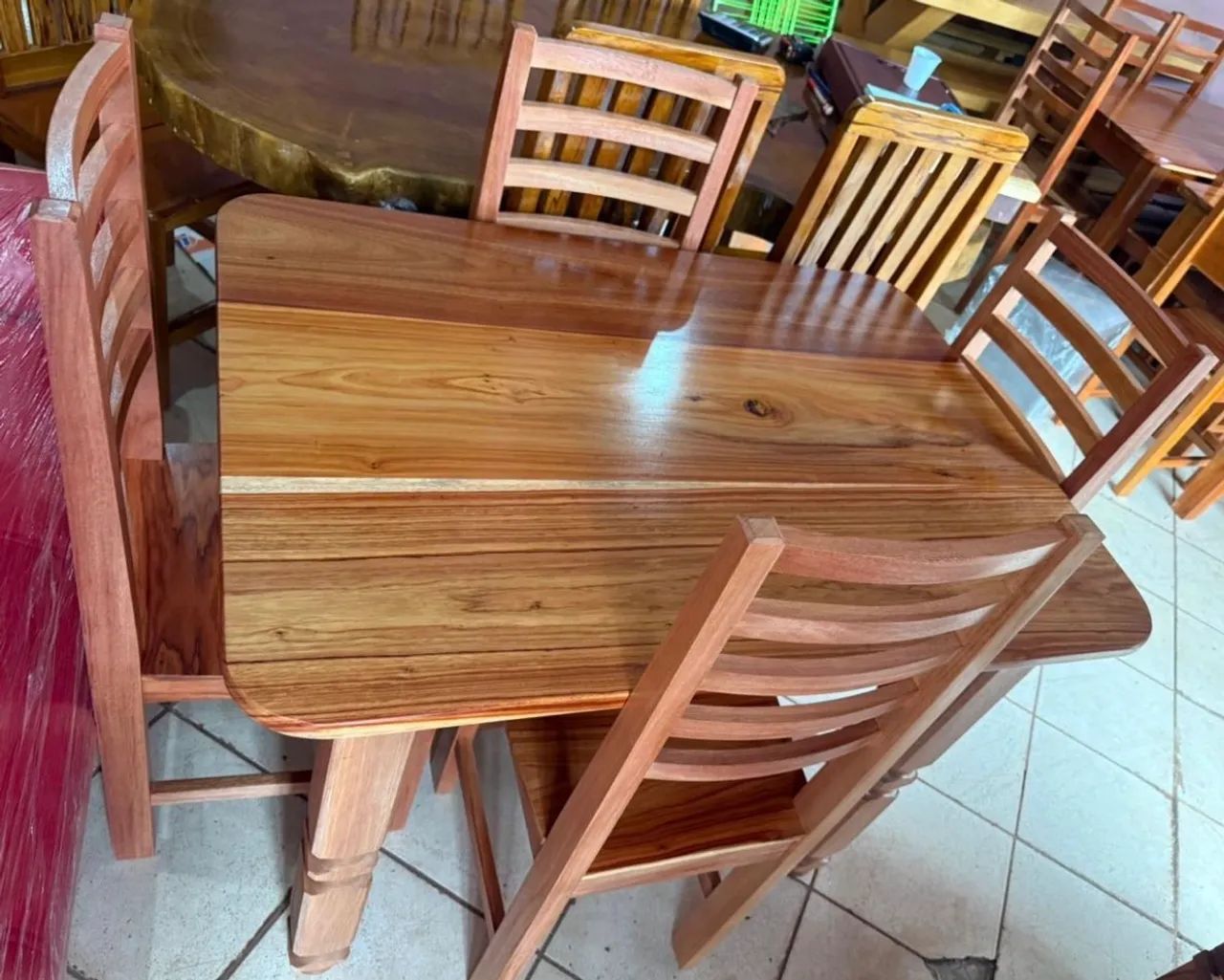 Mesa 4 cadeiras pernas torneadas nova - Foto 4