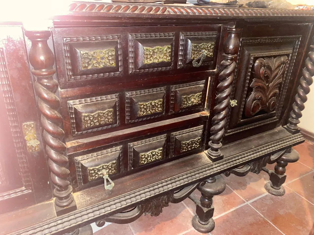 Conjunto Mobília Antiga (Buffet, Cristaleira, Mesa e Cadeiras) - Foto 3