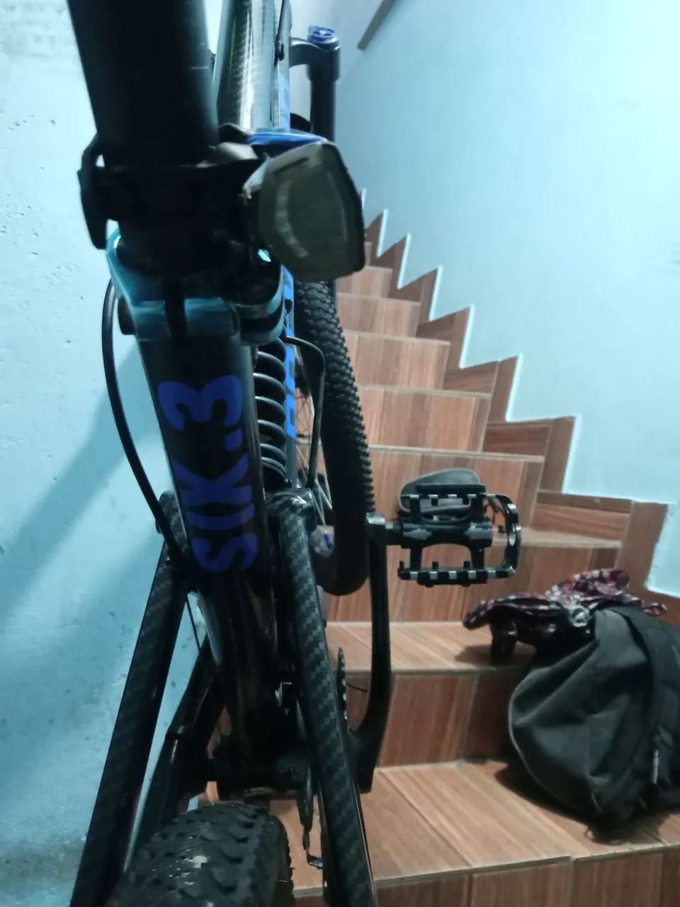 Bicicleta com amortecedor Rockrider 6.3 Full suspension a pintura imita fibra de carbono  - Foto 6