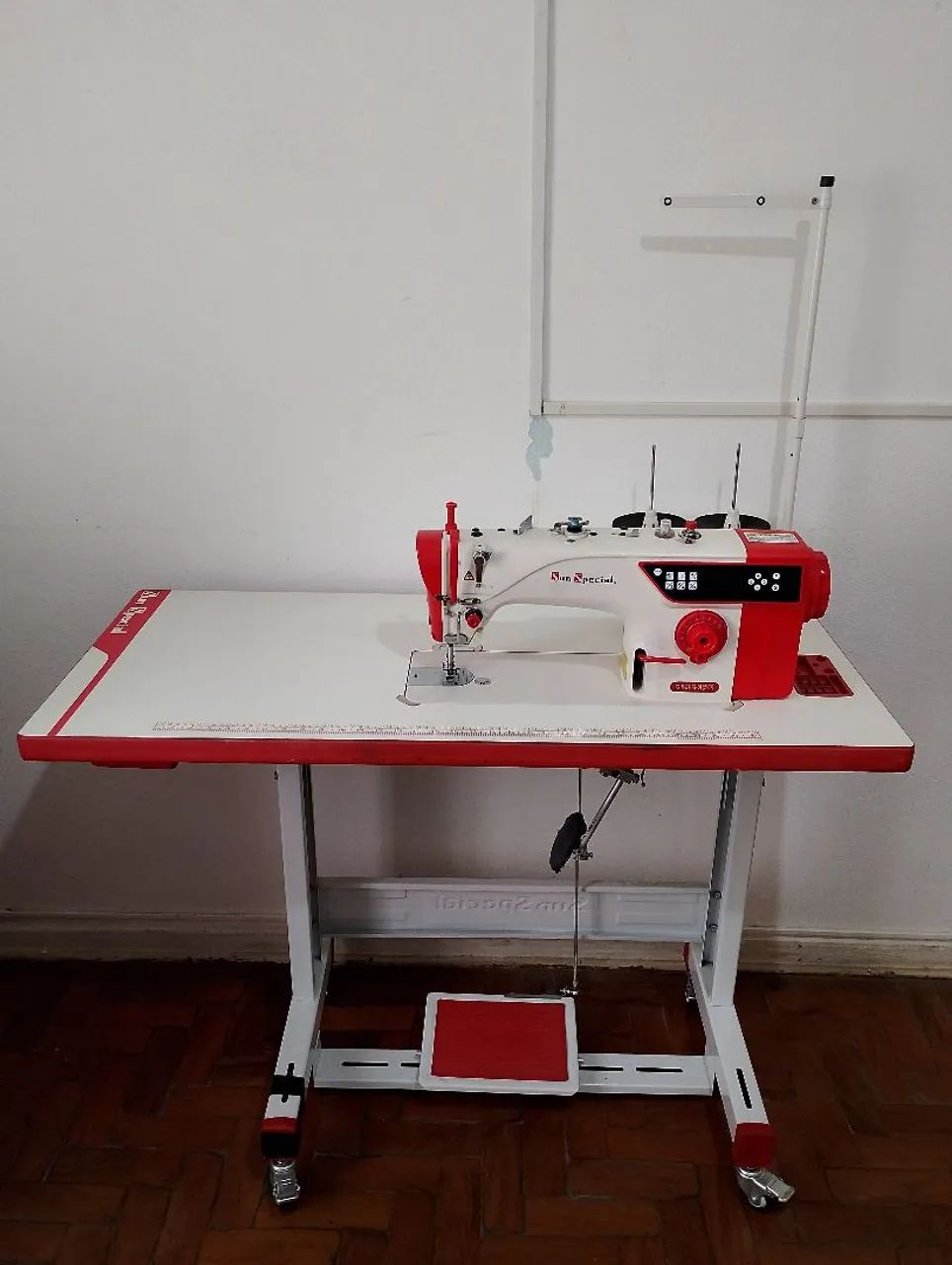 Máquina de costura reta Sun Special modelo SS18-D4-PR-QI (220V)