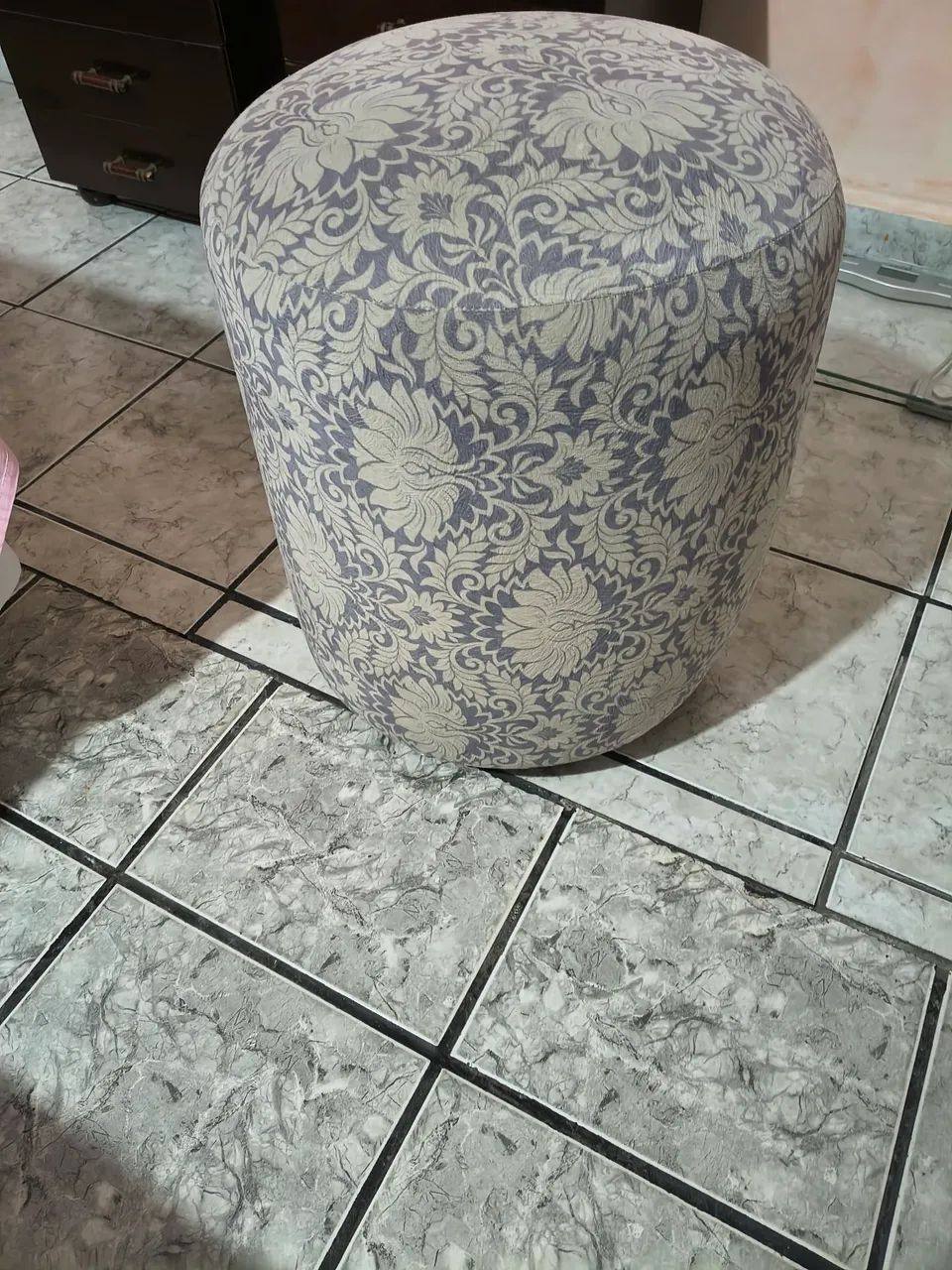 Vendo um puffs redondo em excelente estado de conservação 