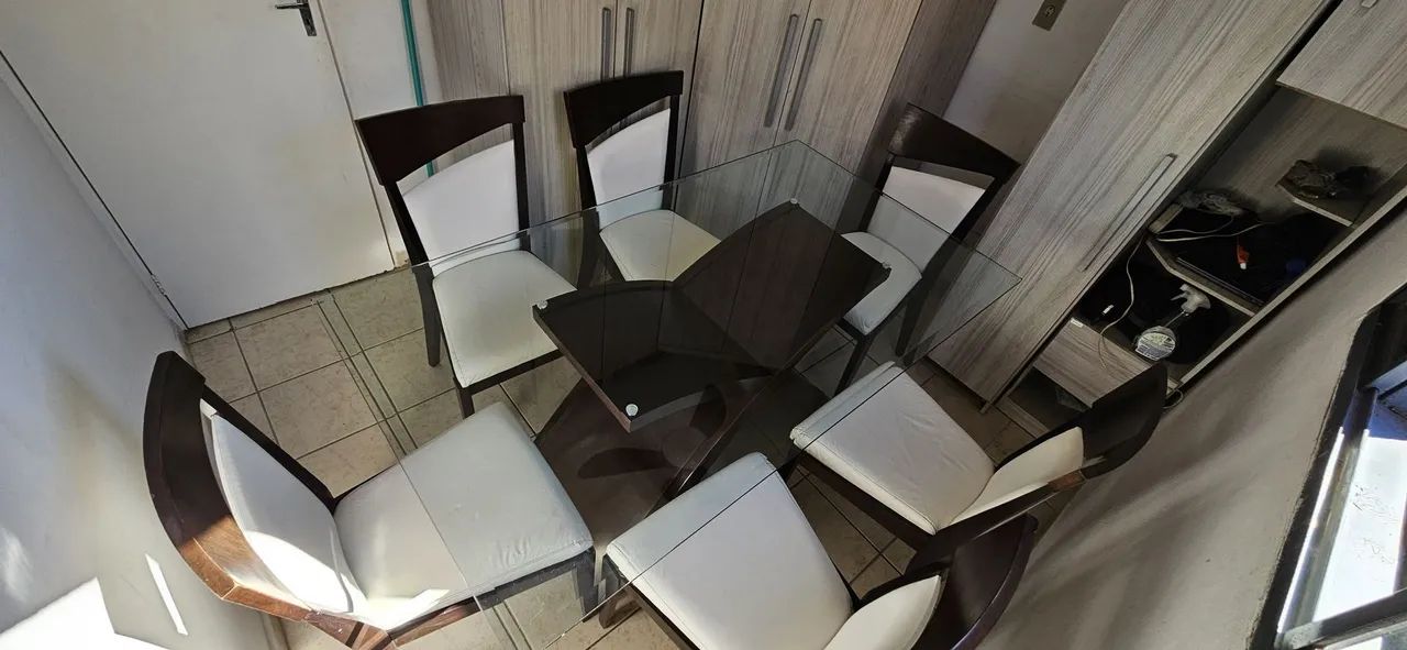 Mesa de jantar com 6 cadeiras em madeira maciça com tampo de vidro temperado  - Foto 2