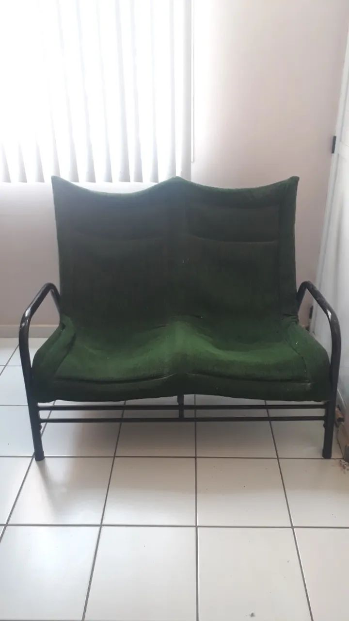 Um sofá  usado em bom estado