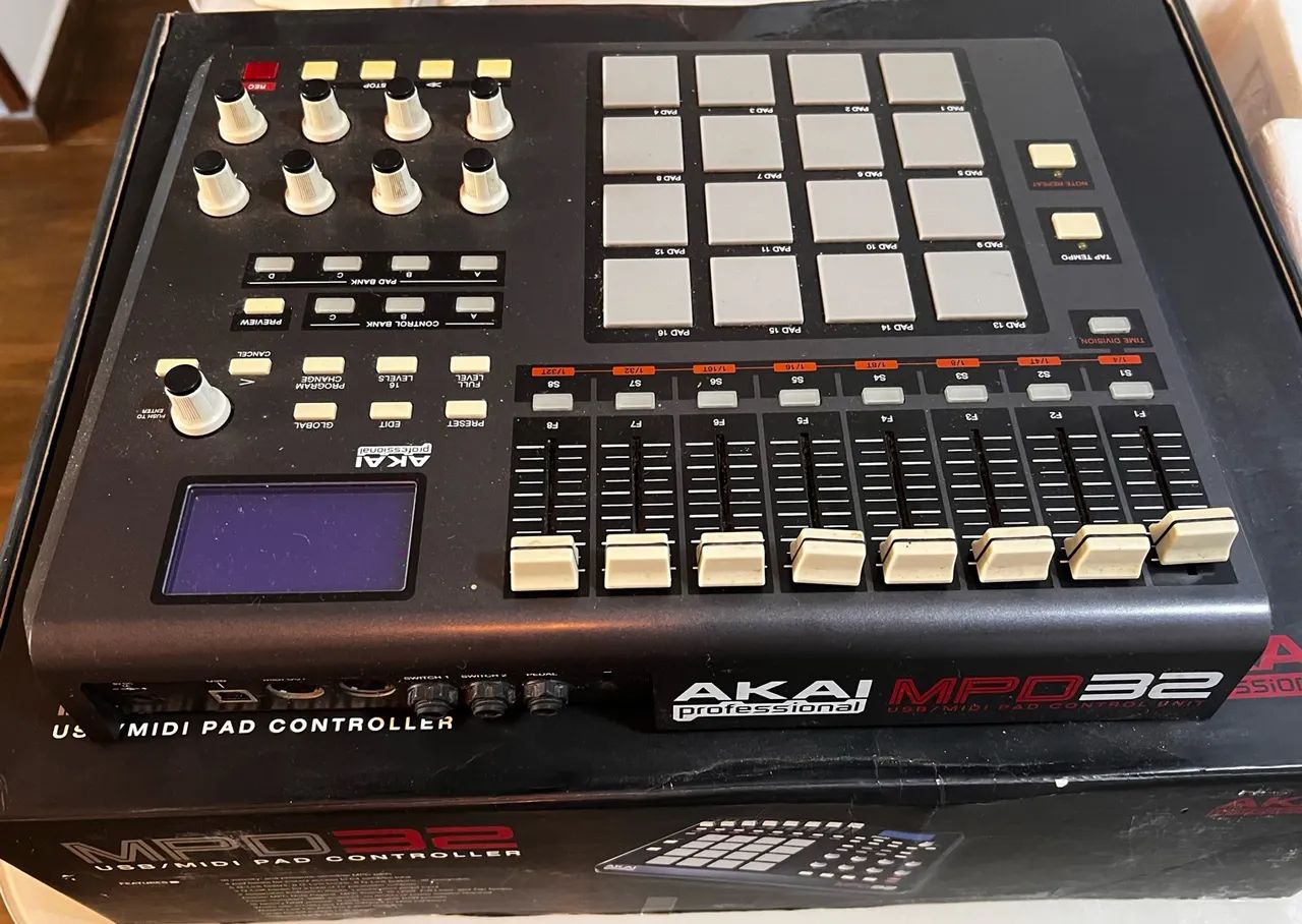 Akai MPD 32 - Controlador MÍDI USB - Equipamentos e Acessórios de