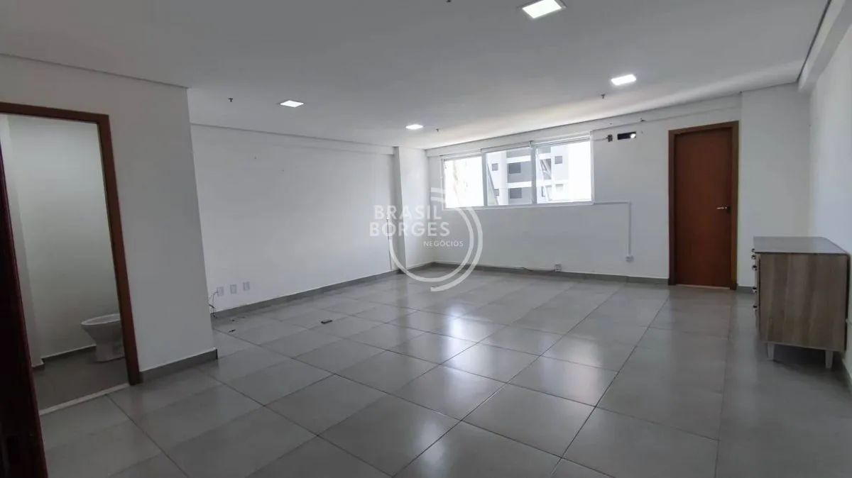 Sala Comercial 42m² no Edifício Dubai com Vaga, Copa e Banheiro