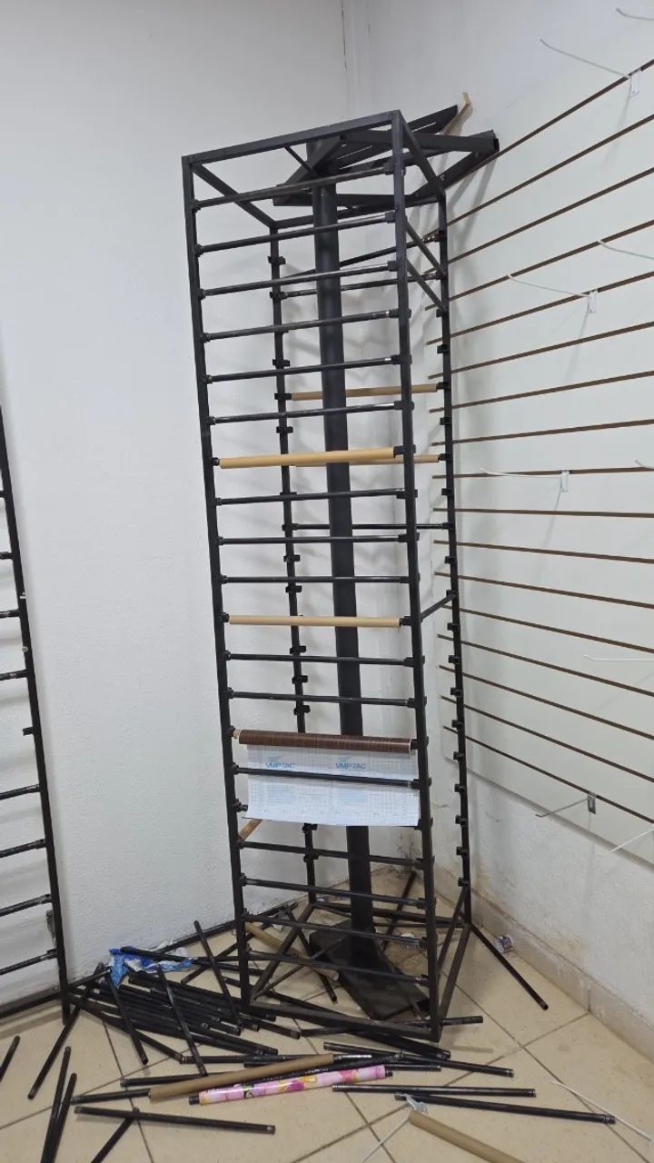 Expositor giratório para plásticos adesivos