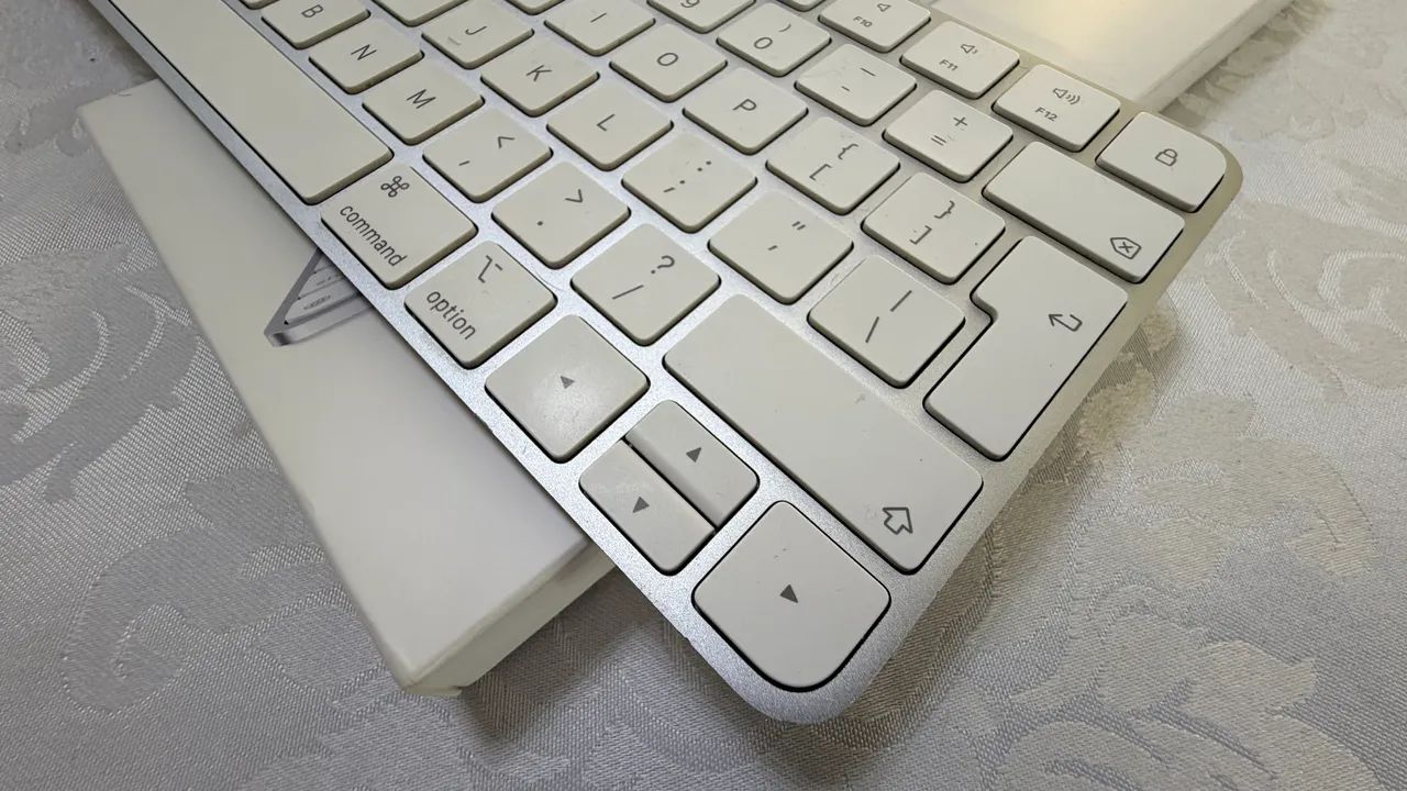 Apple Magic Keyboard (Conexão Lightning) - Periféricos e