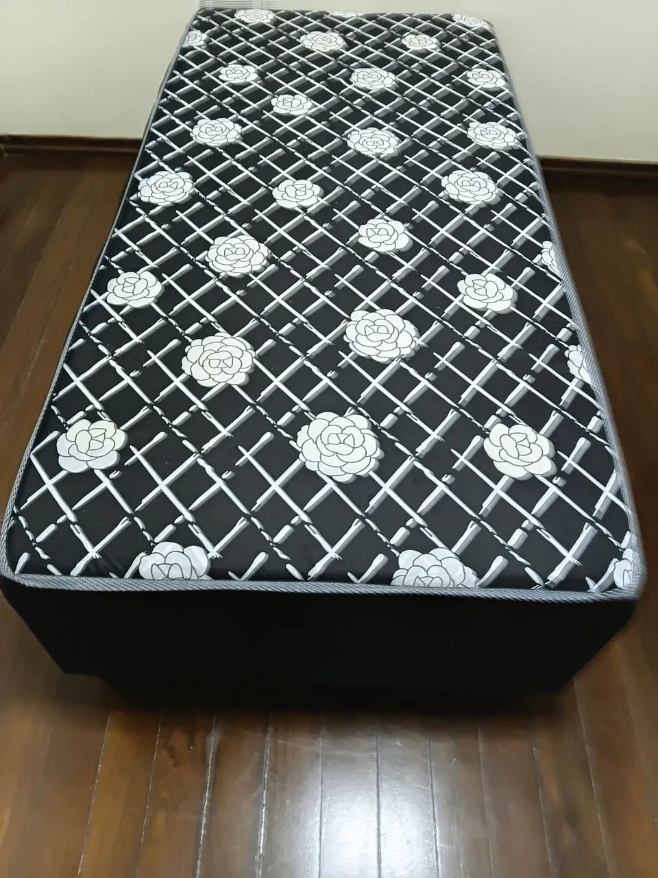 Cama Box Solteiro.  Novinha.  Com 8 cm de colchão integrado.de espuma.  - Foto 3
