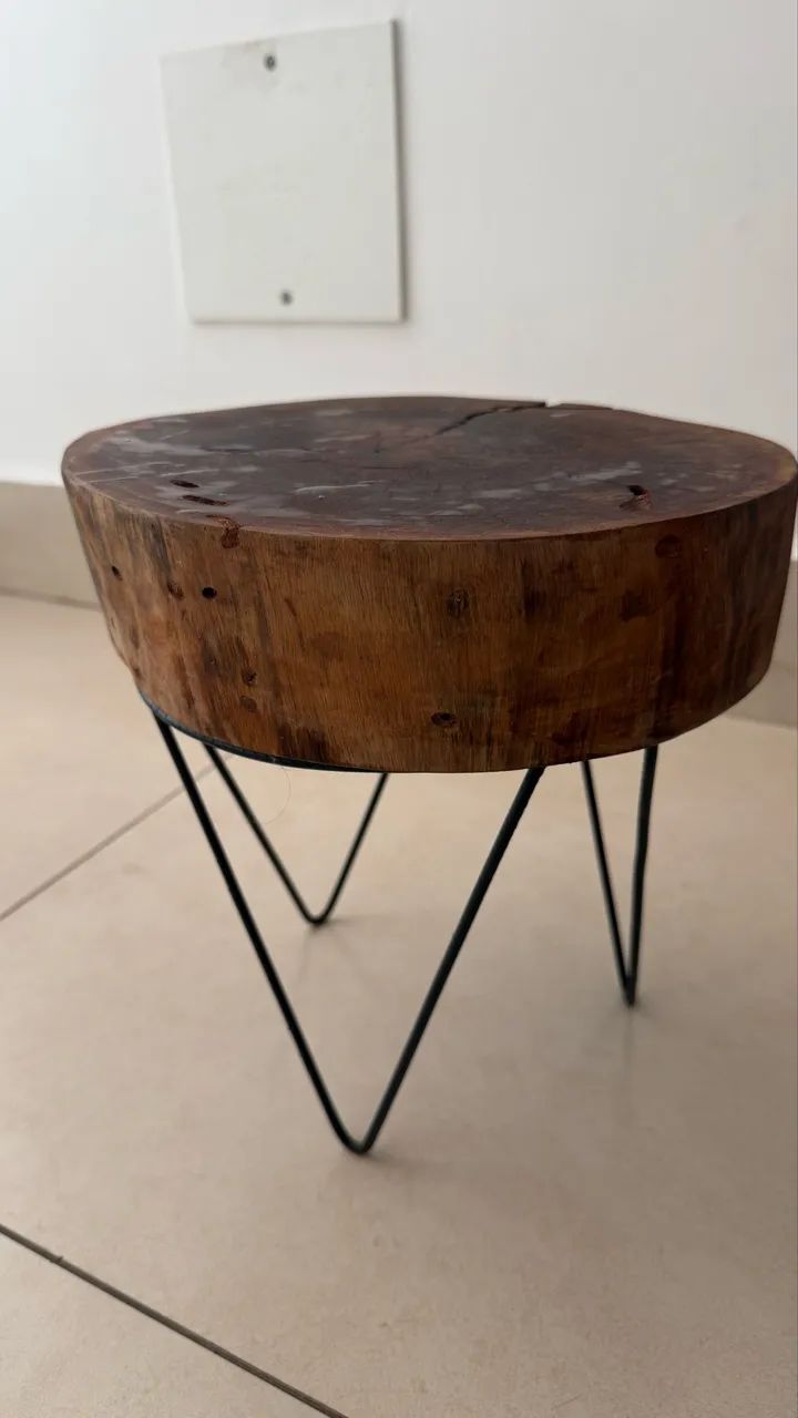 Mesa lateral rústica de madeira maciça - ideal para plantas