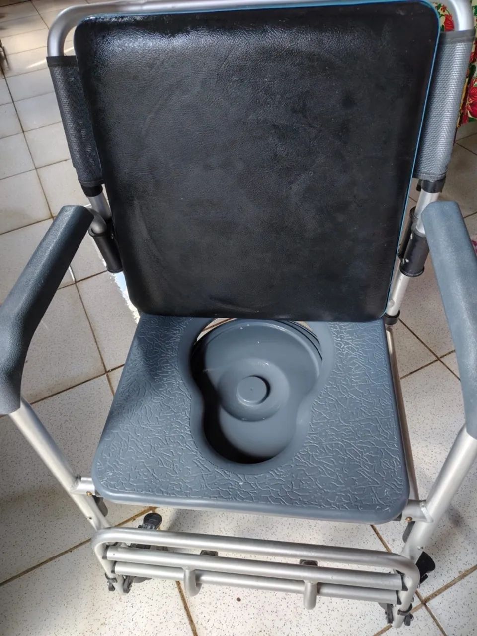 Cadeira de banho e cadeira de rodas  - Foto 3