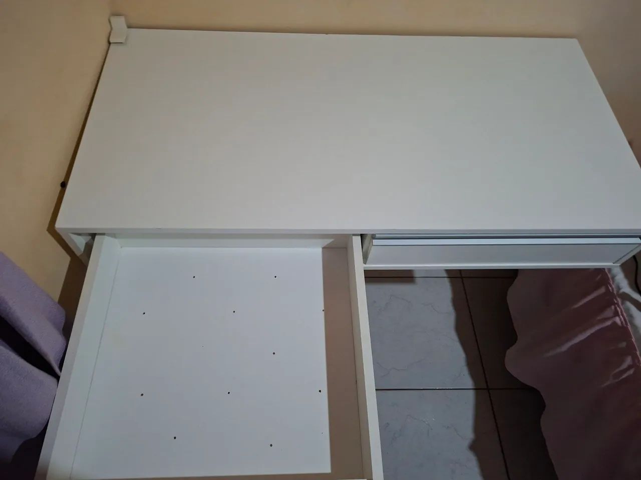 Escrivaninha de parede - com duas gavetas brancas  - Foto 2