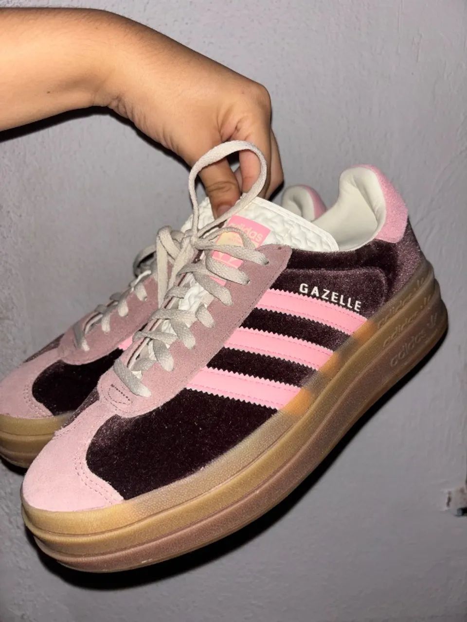 Tênis Adidas Gazelle Bold Rosa e Marrom - Foto 2