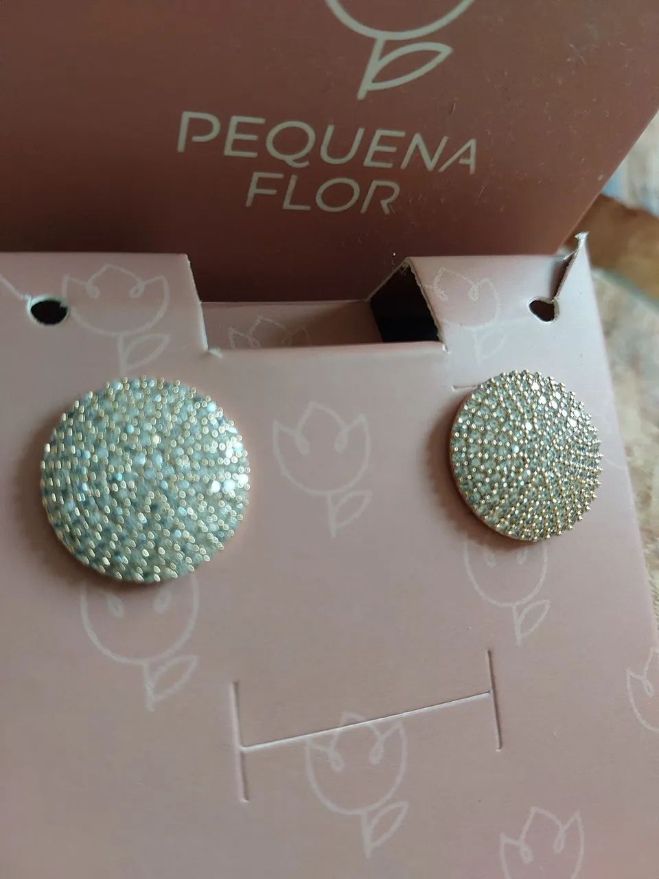 Brinco pequeno novo marca Pequena Flor - com caixa