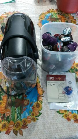 Cafeteira expresso com muitas capsulas