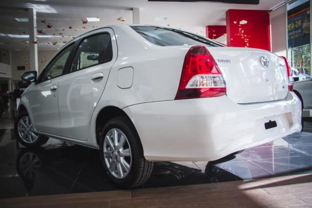TOYOTA ETIOS SEDAN X PLUS 15 MT 19/20 - Foto 4