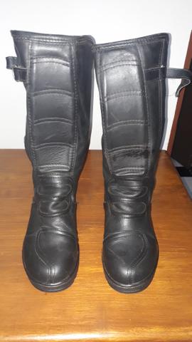 bota motociclista cano longo
