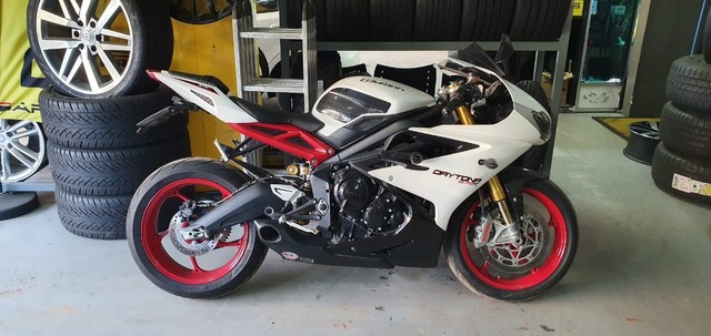 MOTO TRIUMPH DAYTONA 676R 2014
