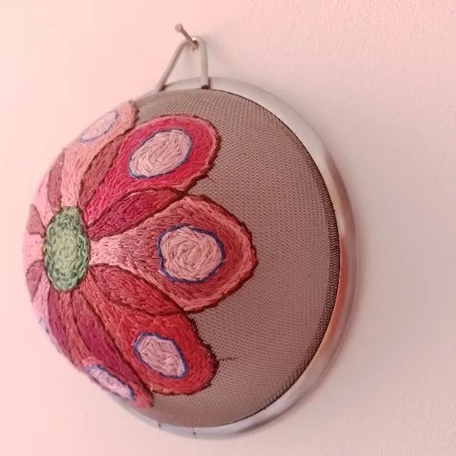 Enfeite Peneira Bordada a mão - Foto 2